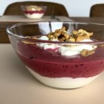Beeren-Smoothie-Bowl mit Quark